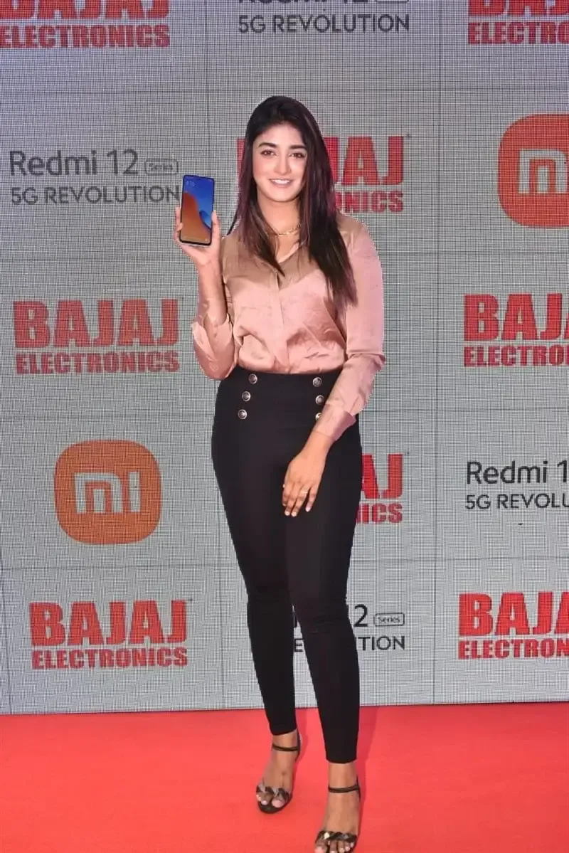 TELUGU ACTRESS DIMPLE HAYATHI LAUNCHED NEW REDMI 12 5G MOBILE 6
